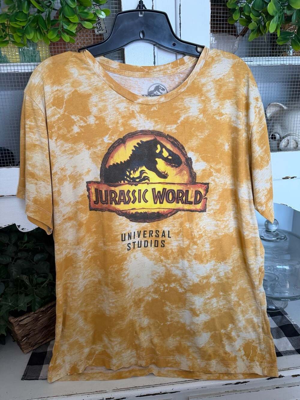 Universal Studios Jurassic World T-Shirt Size L Yellow Tie Dye